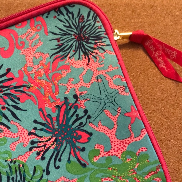 Lilly Pulitzer IPad case, Excellent condition - Picture 2 of 4